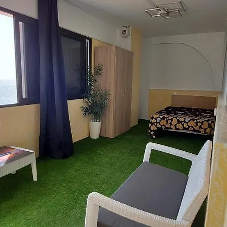 First Line Of The Ocean, 3 Bedrooms & Free Wifi Holiday home *