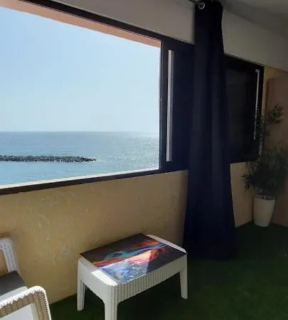 Vakantiehuis First Line Of The Ocean, 3 Bedrooms & Free Wifi