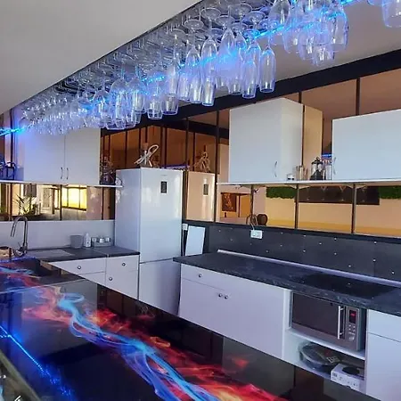 First Line Of The Ocean, 3 Bedrooms & Free Wifi 펜션 *