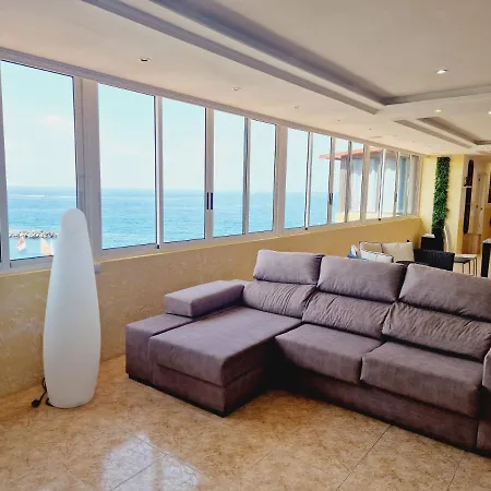 First Line Of The Ocean, 3 Bedrooms & Free Wifi Holiday home *